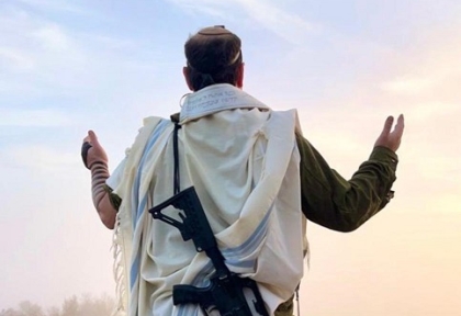  עַל חַרְבְּךָ וְתוֹרָתְךָ תִּחְיֶה
